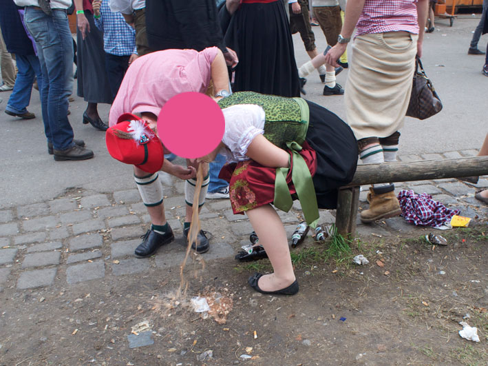 Frauen oktoberfest betrunkene Zu viel